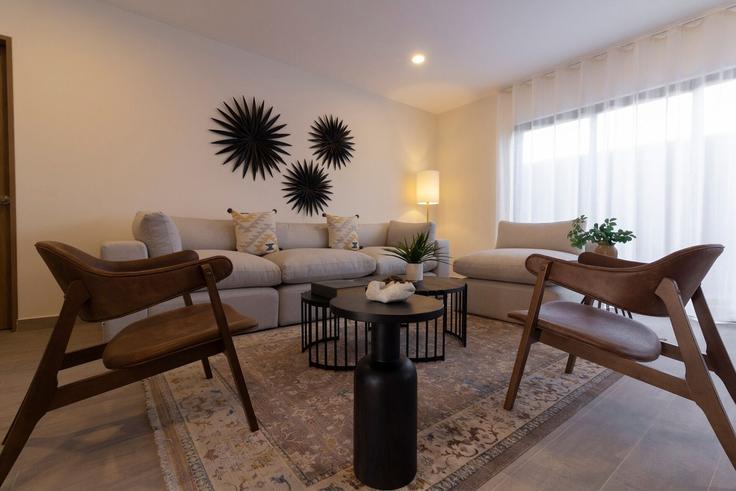 Sala de estar elegantemente projetada com móveis modernos em um apartamento no Building Carrera San Miguel a, San Miguel De Allende - Celaya 27 - destyna-wellcation-properties - 1510587 em San Miguel de Allende, San Miguel de Allende