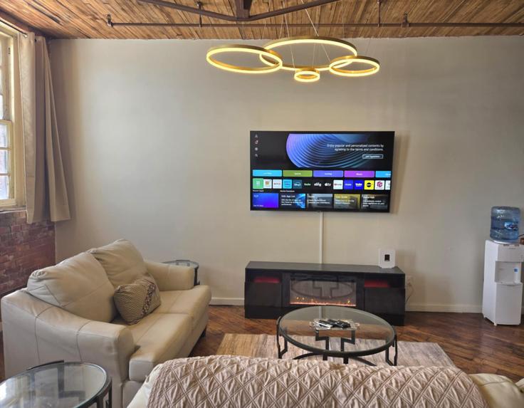 Detroit DetroitのBuilding Iron Street - detroit-furnished-rentals - 1438329のアパートメントにある、モダンな家具を備えたエレガントなデザインのリビングルーム