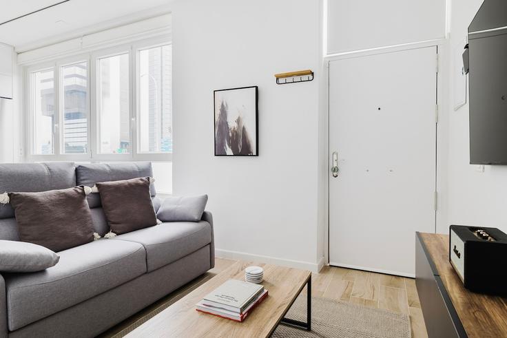 Salle de séjour élégante avec mobilier moderne dans un appartement à Building Paseo de la Castellana - devegacol-sl - 1647144 à Chamartín, Madrid