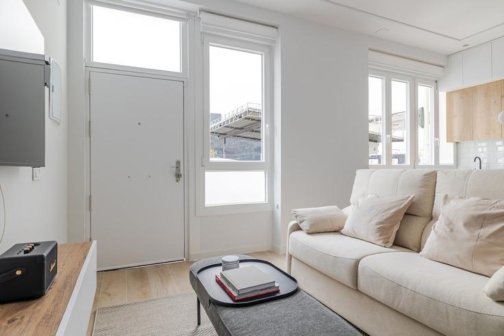 Salle de séjour élégante avec mobilier moderne dans un appartement à Building Paseo de la Castellana - devegacol-sl - 1647149 à Chamartín, Madrid