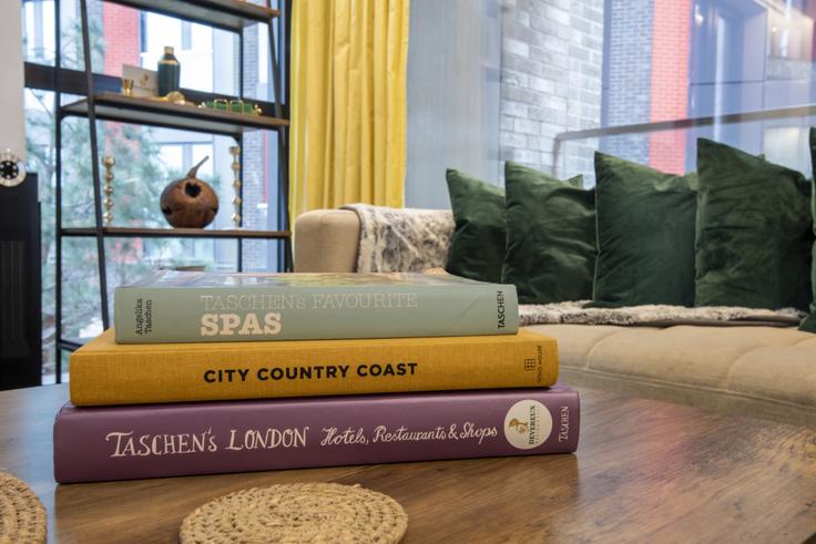 London Borough of Wandsworth, London 소재 Building Charles Clowes Walk - devereuxresidences - 1047254 - LON 유닛에 마련된, 현대적인 가구로 꾸며진 우아한 디자인의 거실