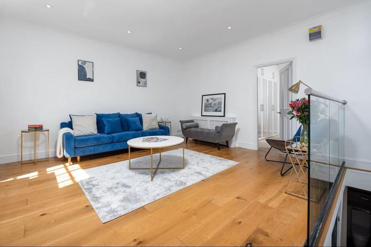 Elegant gestaltetes Wohnzimmer mit moderner Einrichtung in einer Wohnung im Building Anderson Street - devereuxresidences - 1575241 in Royal Borough of Kensington and Chelsea, London