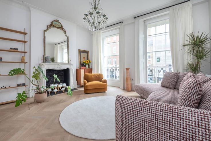 Elegante sala de estar con mobiliario moderno en un apartamento en Building Ebury Street - devereuxresidences - 1580241 en City of Westminster, London Elegante sala de estar con mobiliario moderno en un apartamento en Building Ebury Street - devereuxresidences - 1580241 en City of Westminster, London