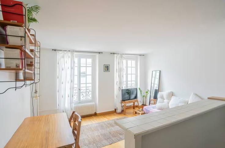 Paris 4th arrondissementのBuilding Rue Saint-Louis en l'Île - diamoni - 1531706のアパートメントにある、モダンな家具を備えたエレガントなデザインのリビングルーム