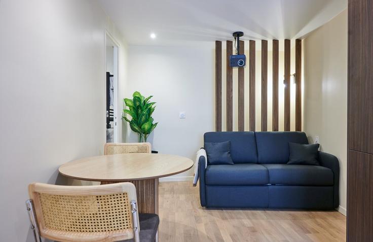 Sala de estar elegantemente projetada com móveis modernos em um apartamento no Building Impasse des Deux Nèthes - diamoni - 1531707 em 18th arrondissement, Paris Sala de estar elegantemente projetada com móveis modernos em um apartamento no Building Impasse des Deux Nèthes - diamoni - 1531707 em 18th arrondissement, Paris
