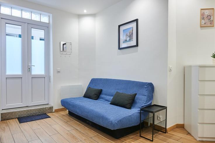 Elegante sala de estar con mobiliario moderno en un apartamento en Building Cité Charles Godon - diamoni - 1531704 en 9th arrondissement, Paris