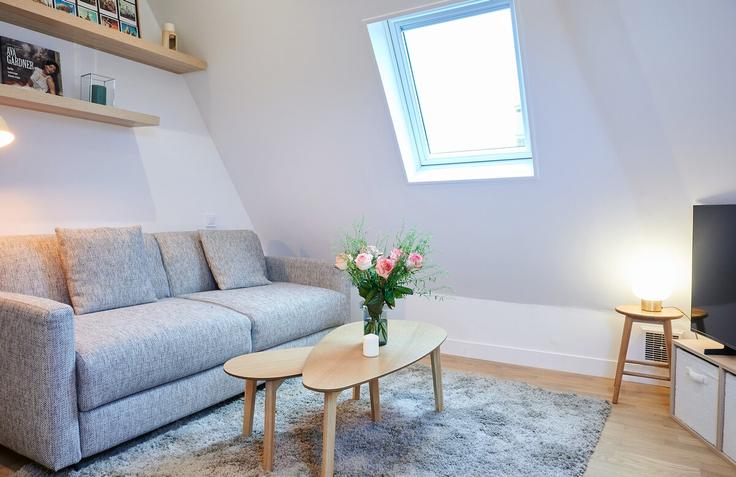 Salle de séjour élégante avec mobilier moderne dans un appartement à Building Boulevard Raspail - diamoni - 1531708 à 6th arrondissement, Paris