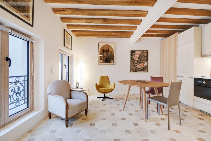 Paris 4th arrondissementのBuilding Rue Saint-Louis en l'Île - diamoni - 1531693のアパートメントにある、モダンな家具を備えたエレガントなデザインのリビングルーム