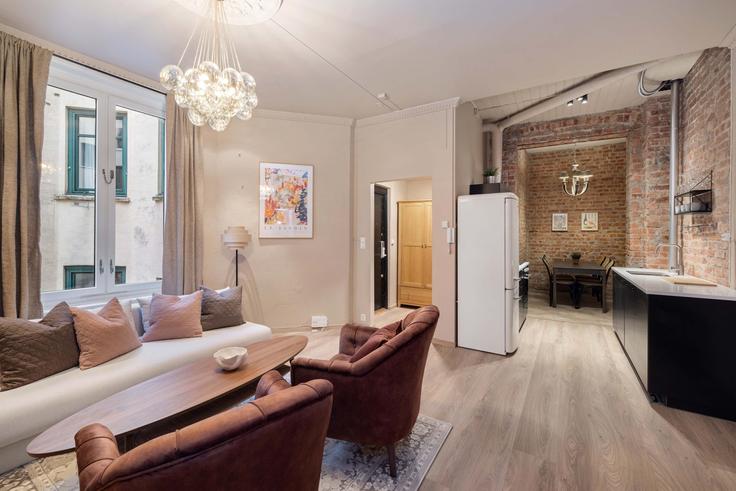 Elegante sala de estar con mobiliario moderno en un apartamento en Building Skippergata - dinbnb - 1226229 - NOR en Oslo, Oslo