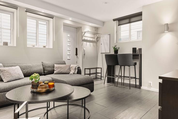 Elegante sala de estar con mobiliario moderno en un apartamento en Building Lille Markeveien - dinbnb - 1226257 - NOR en Bergen, Bergen