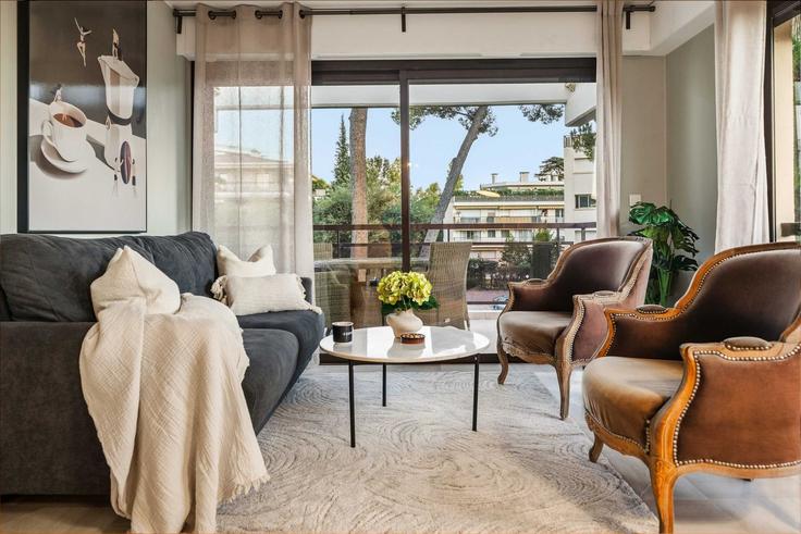 Sala de estar elegantemente projetada com móveis modernos em um apartamento no Building Avenue Prince de Galles - dinbnb - 1347560 em Cannes, Cannes