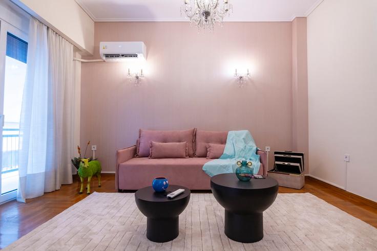Sala de estar elegantemente projetada com móveis modernos em um apartamento no Building Dimitrakopoulou - district - 1262304 - ATH em Central Athens, Athens Sala de estar elegantemente projetada com móveis modernos em um apartamento no Building Dimitrakopoulou - district - 1262304 - ATH em Central Athens, Athens