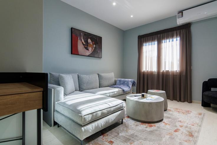 Elegante sala de estar con mobiliario moderno en un apartamento en Building Agias Lavras - district - 1578784 en East Athens, Athens