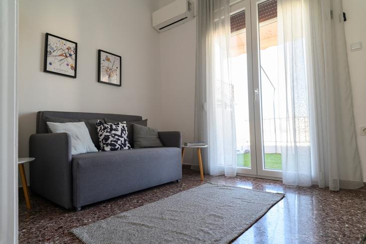 Building Lisimachias - district - 1237486 - ATH adresindeki bir dairede modern mobilyalarla zarif bir şekilde tasarlanmış oturma odası Central Athens, Athens