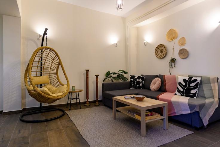 Salle de séjour élégante avec mobilier moderne dans un appartement à Building Leoforos Alexandrou Papanastasiou - district - 1237483 - ATH à Piraeus, Athens Salle de séjour élégante avec mobilier moderne dans un appartement à Building Leoforos Alexandrou Papanastasiou - district - 1237483 - ATH à Piraeus, Athens