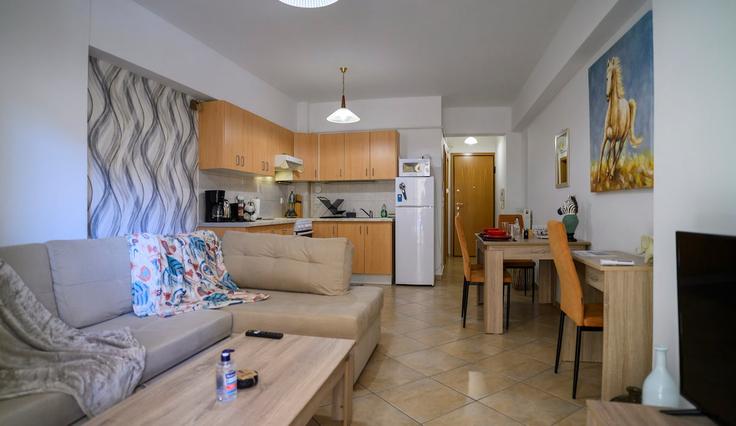 Elegante sala de estar con mobiliario moderno en un apartamento en Building Irakliou - district - 1237457 - ATH en South Athens, Athens Elegante sala de estar con mobiliario moderno en un apartamento en Building Irakliou - district - 1237457 - ATH en South Athens, Athens