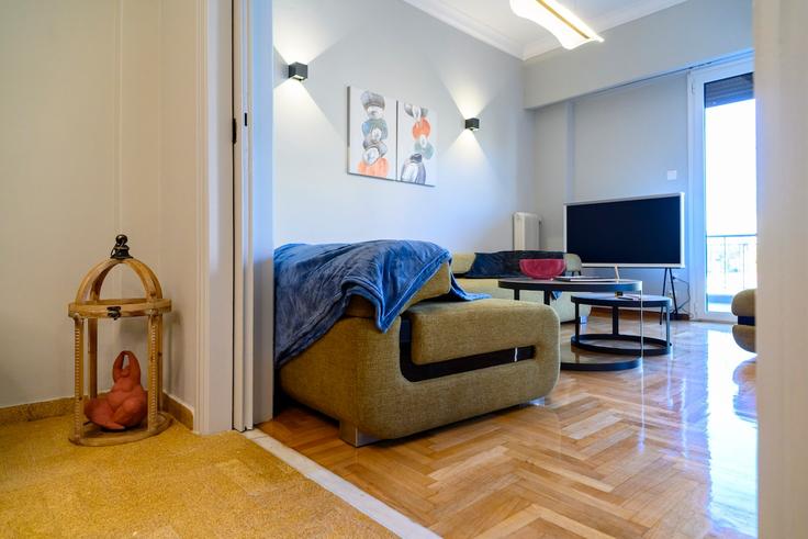 Sala de estar elegantemente projetada com móveis modernos em um apartamento no Building Stratigou Makryianni - district - 1237473 - ATH em Central Athens, Athens Sala de estar elegantemente projetada com móveis modernos em um apartamento no Building Stratigou Makryianni - district - 1237473 - ATH em Central Athens, Athens