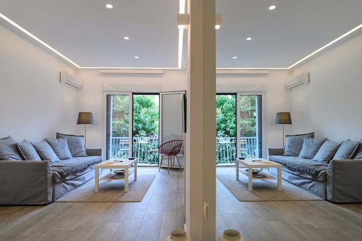 Salle de séjour élégante avec mobilier moderne dans un appartement à Building Adrianou - district - 1237485 - ATH à Central Athens, Athens