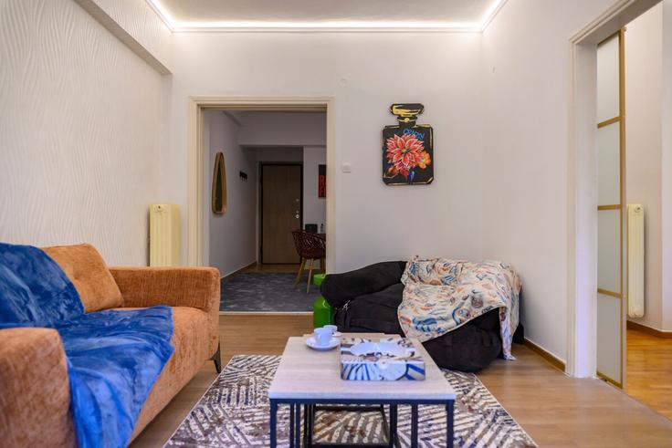 Athens Central AthensのBuilding Dimitrakopoulou - district - 1237468 - ATHのアパートメントにある、モダンな家具を備えたエレガントなデザインのリビングルーム