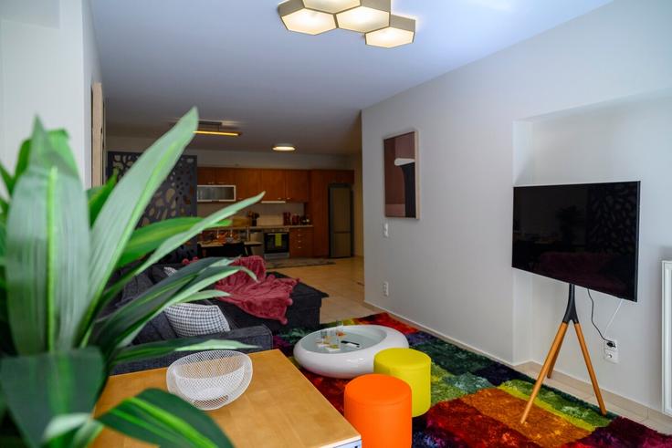 Elegante sala de estar con mobiliario moderno en un apartamento en Building Νικ. Δημητρακοπούλου - district - 1237479 - ATH en Central Athens, Athens