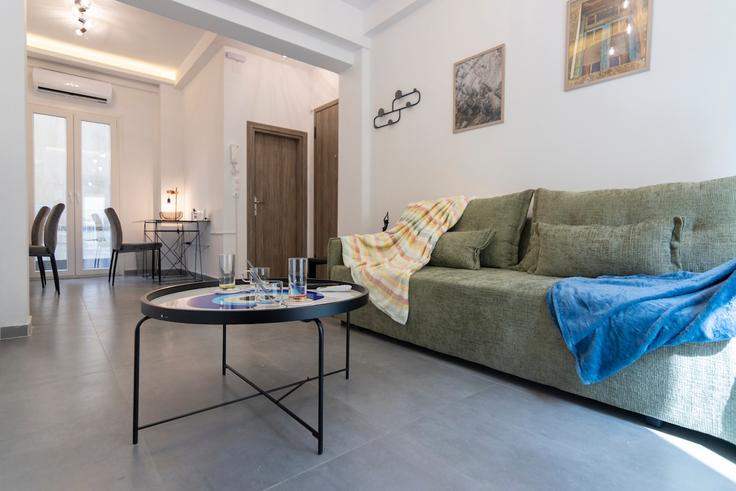Salle de séjour élégante avec mobilier moderne dans un appartement à Building Dedalou - district - 1237462 - ATH à Central Athens, Athens