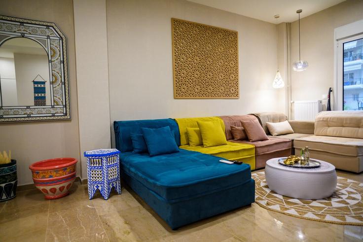 Elegante sala de estar con mobiliario moderno en un apartamento en Building Ikonomou Ex Ikonomon - district - 1237449 - ATH en South Athens, Athens Elegante sala de estar con mobiliario moderno en un apartamento en Building Ikonomou Ex Ikonomon - district - 1237449 - ATH en South Athens, Athens