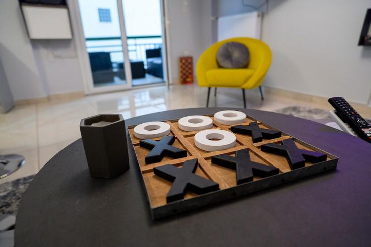 Salle de séjour élégante avec mobilier moderne dans un appartement à Building Proteos - district - 1237487 - ATH à South Athens, Athens