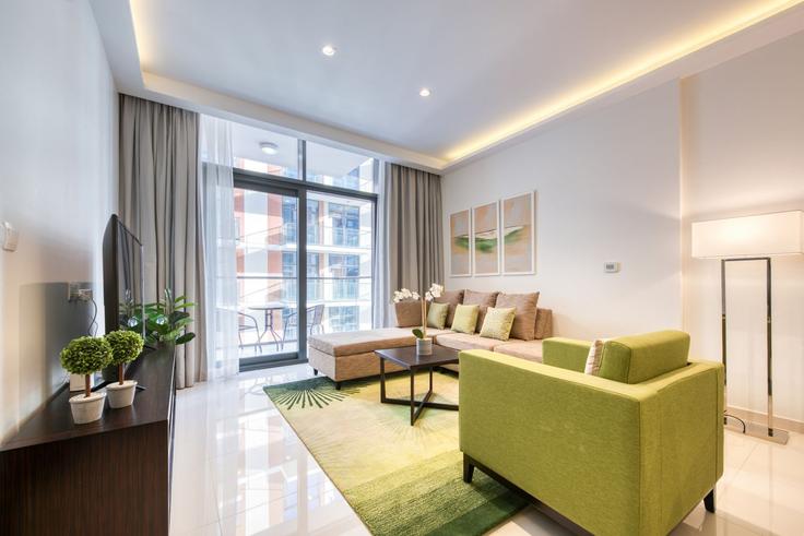 Elegant gestaltetes Wohnzimmer mit moderner Einrichtung in einer Wohnung im Building Tariaq Bedon Esm - dlx-holiday-homes - 1238517 - DXB in Dubai, Dubai Elegant gestaltetes Wohnzimmer mit moderner Einrichtung in einer Wohnung im Building Tariaq Bedon Esm - dlx-holiday-homes - 1238517 - DXB in Dubai, Dubai