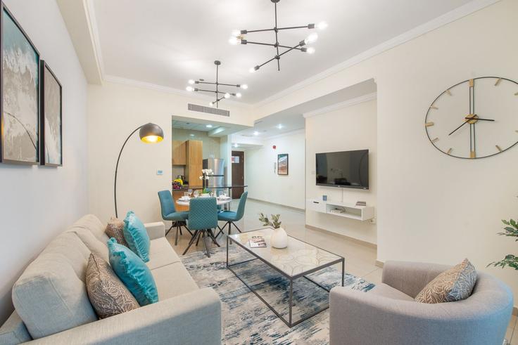 Sala de estar elegantemente projetada com móveis modernos em um apartamento no Building Al Sharta Street - dlx-holiday-homes - 1238684 - DXB em Dubai Marina, Dubai Sala de estar elegantemente projetada com móveis modernos em um apartamento no Building Al Sharta Street - dlx-holiday-homes - 1238684 - DXB em Dubai Marina, Dubai