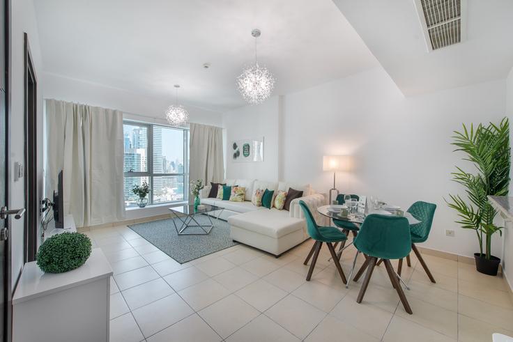 Building Marina Promenade - dlx-holiday-homes - 1238690 - DXB adresindeki bir dairede modern mobilyalarla zarif bir şekilde tasarlanmış oturma odası Dubai Marina, Dubai