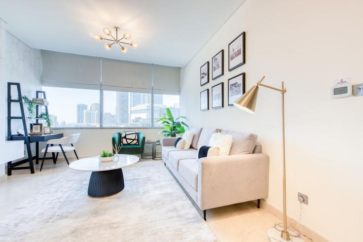 Sala de estar elegantemente projetada com móveis modernos em um apartamento no Building Al Mustaqbal Street - dlx-holiday-homes - 1238503 - DXB em Trade Center, Dubai