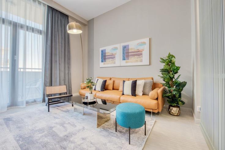 Elegant gestaltetes Wohnzimmer mit moderner Einrichtung in einer Wohnung im Building Tariaq Bedon Esm - dlx-holiday-homes - 1238619 - DXB in Dubai, Dubai Elegant gestaltetes Wohnzimmer mit moderner Einrichtung in einer Wohnung im Building Tariaq Bedon Esm - dlx-holiday-homes - 1238619 - DXB in Dubai, Dubai