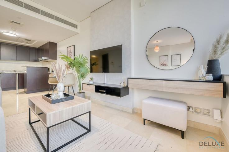 Building Al Mustaqbal Street - dlx-holiday-homes - 1238676 adresindeki bir dairede modern mobilyalarla zarif bir şekilde tasarlanmış oturma odası Trade Center, Dubai Building Al Mustaqbal Street - dlx-holiday-homes - 1238676 adresindeki bir dairede modern mobilyalarla zarif bir şekilde tasarlanmış oturma odası Trade Center, Dubai