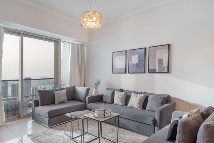Elegante sala de estar con mobiliario moderno en un apartamento en Building King Salman Bin Abdulaziz Al Saud Street - dlx-holiday-homes - 1238711 - DXB en Dubai Marina, Dubai
