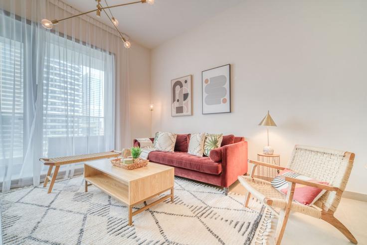 Sala de estar elegantemente projetada com móveis modernos em um apartamento no Building Marina Promenade - dlx-holiday-homes - 1238767 - DXB em Dubai Marina, Dubai