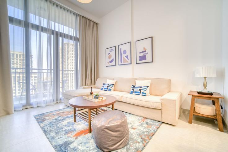 Elegant gestaltetes Wohnzimmer mit moderner Einrichtung in einer Wohnung im Building South Boulevard - dlx-holiday-homes - 1238650 - DXB in Dubai, Dubai Elegant gestaltetes Wohnzimmer mit moderner Einrichtung in einer Wohnung im Building South Boulevard - dlx-holiday-homes - 1238650 - DXB in Dubai, Dubai