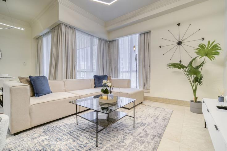 Building Tariaq Bedon Esm - dlx-holiday-homes - 1238596 - DXB adresindeki bir dairede modern mobilyalarla zarif bir şekilde tasarlanmış oturma odası Dubai Marina, Dubai