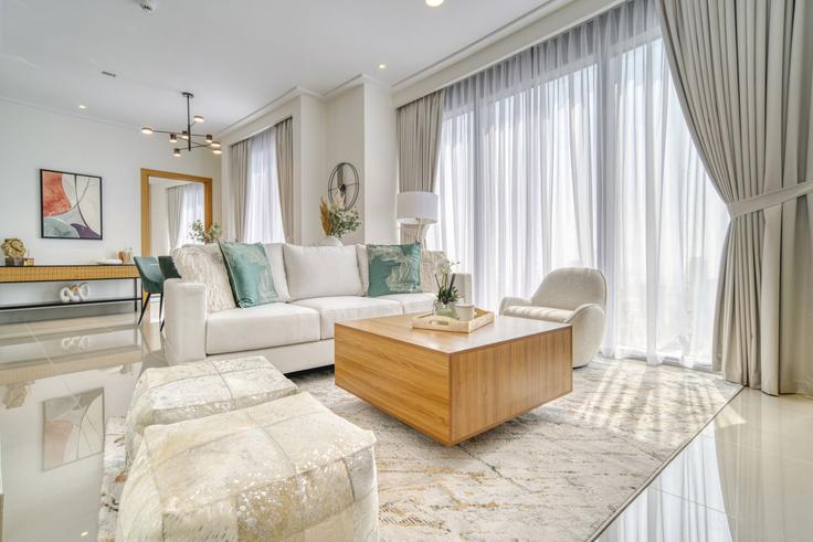 Elegante sala de estar con mobiliario moderno en un apartamento en Building Sheikh Mohammed bin Rashid Boulevard - dlx-holiday-homes - 1238719 - DXB en Downtown Dubai, Dubai Elegante sala de estar con mobiliario moderno en un apartamento en Building Sheikh Mohammed bin Rashid Boulevard - dlx-holiday-homes - 1238719 - DXB en Downtown Dubai, Dubai