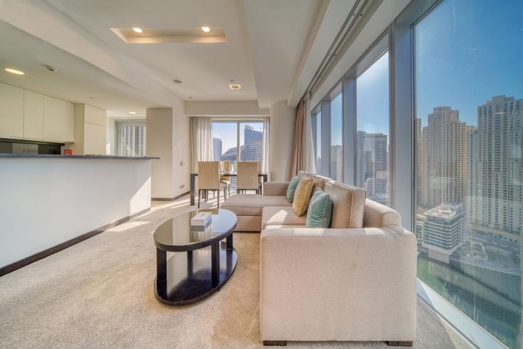Dubai Dubai MarinaのBuilding Tariaq Bedon Esm - dlx-holiday-homes - 1238688 - DXBのアパートメントにある、モダンな家具を備えたエレガントなデザインのリビングルーム Dubai Dubai MarinaのBuilding Tariaq Bedon Esm - dlx-holiday-homes - 1238688 - DXBのアパートメントにある、モダンな家具を備えたエレガントなデザインのリビングルーム