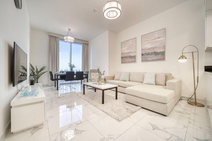 Sala de estar elegantemente projetada com móveis modernos em um apartamento no Building Tariaq Bedon Esm - dlx-holiday-homes - 1238759 - DXB em Business Bay, Dubai Sala de estar elegantemente projetada com móveis modernos em um apartamento no Building Tariaq Bedon Esm - dlx-holiday-homes - 1238759 - DXB em Business Bay, Dubai