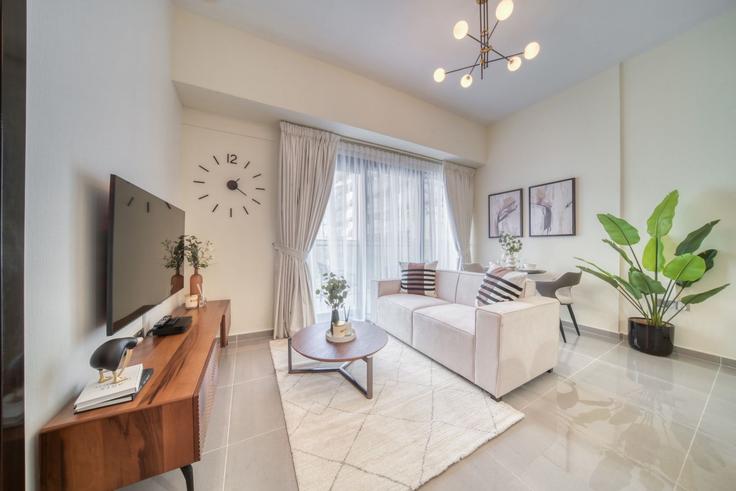 Dubai Business BayのBuilding Marasi Drive - dlx-holiday-homes - 1238756 - DXBのアパートメントにある、モダンな家具を備えたエレガントなデザインのリビングルーム Dubai Business BayのBuilding Marasi Drive - dlx-holiday-homes - 1238756 - DXBのアパートメントにある、モダンな家具を備えたエレガントなデザインのリビングルーム