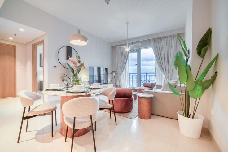 Elegant gestaltetes Wohnzimmer mit moderner Einrichtung in einer Wohnung im Building Tariaq Bedon Esm - dlx-holiday-homes - 1238628 - DXB in Ras Al Khor, Dubai Elegant gestaltetes Wohnzimmer mit moderner Einrichtung in einer Wohnung im Building Tariaq Bedon Esm - dlx-holiday-homes - 1238628 - DXB in Ras Al Khor, Dubai