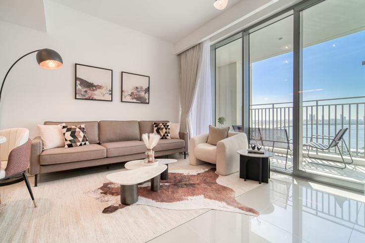 Elegante sala de estar con mobiliario moderno en un apartamento en Building Tariaq Bedon Esm - dlx-holiday-homes - 1238781 - DXB en Ras Al Khor, Dubai