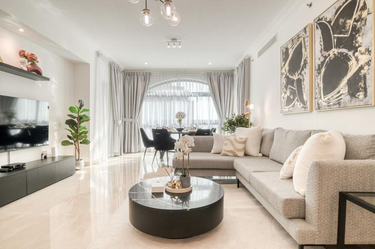 The Palm Jumeirah, Dubai에 위치한 Building Palm Jumeirah Rd - dlx-holiday-homes - 1238927 - DXB 아파트의 세련된 인테리어가 돋보이는 거실