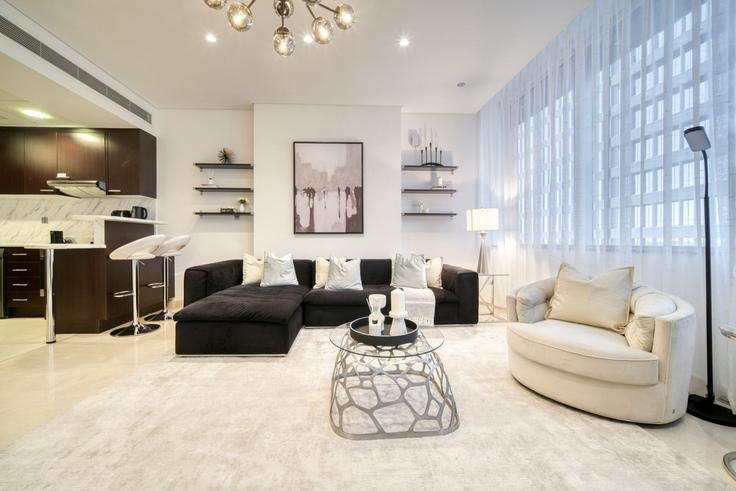 Elegant gestaltetes Wohnzimmer mit moderner Einrichtung in einer Wohnung im Building Al Mustaqbal Street - dlx-holiday-homes - 1238828 - DXB in Trade Center, Dubai