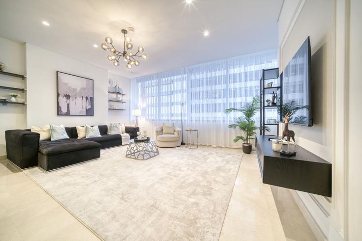 Trade Center, Dubai에 위치한 Building Al Mustaqbal Street - dlx-holiday-homes - 1238828 - DXB 아파트의 세련된 인테리어가 돋보이는 거실 Trade Center, Dubai에 위치한 Building Al Mustaqbal Street - dlx-holiday-homes - 1238828 - DXB 아파트의 세련된 인테리어가 돋보이는 거실