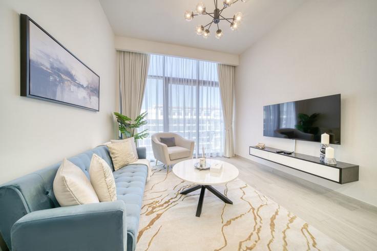 Elegante sala de estar con mobiliario moderno en un apartamento en Building Tariaq Bedon Esm - dlx-holiday-homes - 1238897 - DXB en Nad Al Sheba, Dubai
