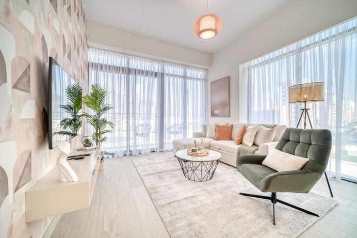 Nad Al Sheba, Dubai 소재 Building Tariaq Bedon Esm - dlx-holiday-homes - 1238915 - DXB 유닛에 마련된, 현대적인 가구로 꾸며진 우아한 디자인의 거실 Nad Al Sheba, Dubai 소재 Building Tariaq Bedon Esm - dlx-holiday-homes - 1238915 - DXB 유닛에 마련된, 현대적인 가구로 꾸며진 우아한 디자인의 거실