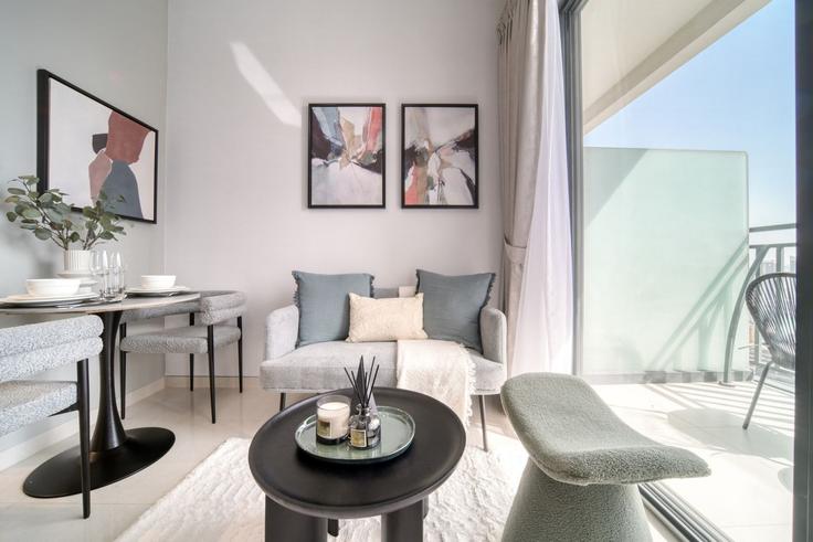 Elegante sala de estar con mobiliario moderno en un apartamento en Building Al A'amal Street - dlx-holiday-homes - 1238953 - DXB en Business Bay, Dubai Elegante sala de estar con mobiliario moderno en un apartamento en Building Al A'amal Street - dlx-holiday-homes - 1238953 - DXB en Business Bay, Dubai