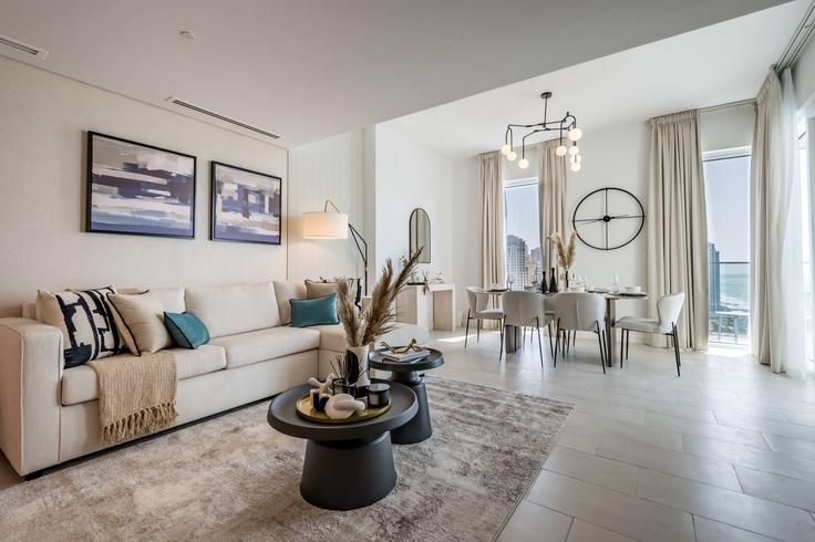 Sala de estar elegantemente projetada com móveis modernos em um apartamento no Building Al Mamsha Street - dlx-holiday-homes - 1238869 - DXB em Dubai Marina, Dubai